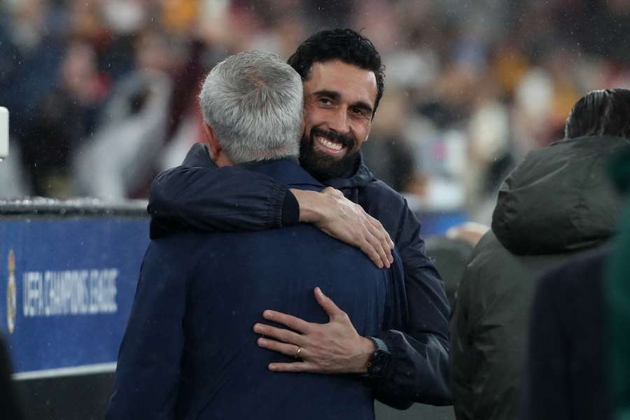 Arbeloa abraza a Mourinho