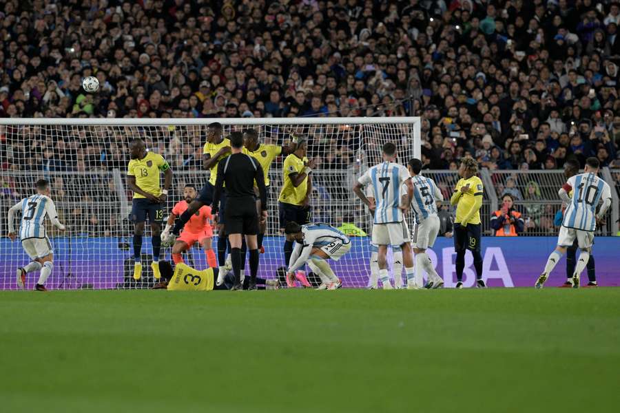Argentina forward Lionel Messi (R) scores a free kick goal against Ecuador goalkeeper Hernan Galindez