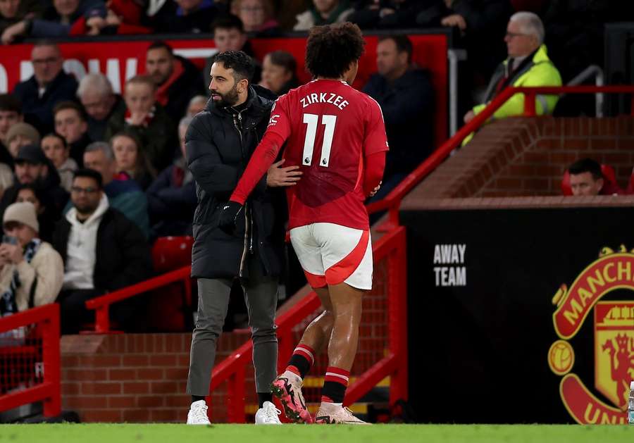 Rúben Amorim ha vituperato Joshua Zirkzee contro il Newcastle United dopo solo mezz'ora Rúben Amorim ha vituperato Joshua Zirkzee contro il Newcastle United dopo solo mezz'ora