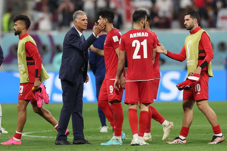 Carlos Queiroz reconforta Taremi após a partida