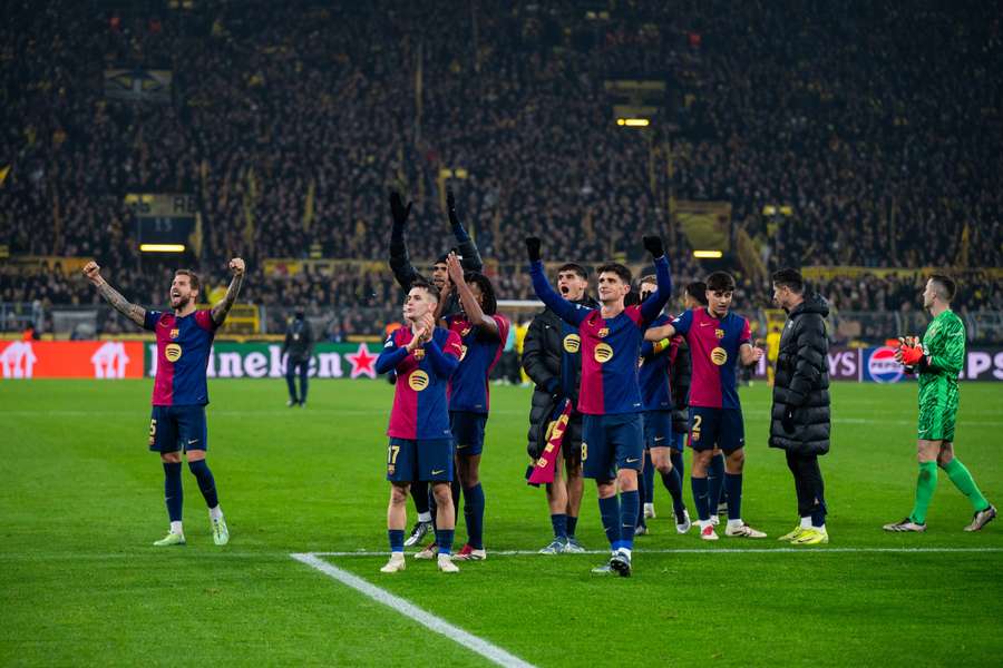 Los jugadores del Barcelona celebran su victoria al término del encuentro en Dortmund