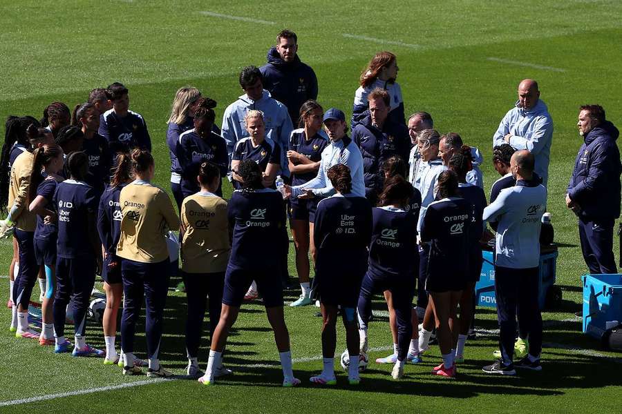 Laurent Bonadei à l'entraînement avec ses joueuses.
