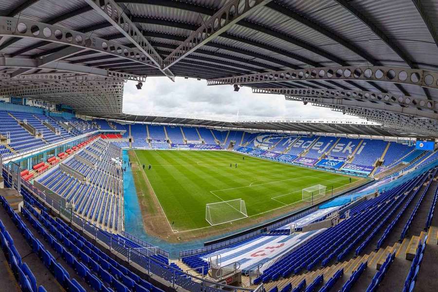 Madejski Stadium, sídlo fotbalového Readingu. Madejski Stadium, sídlo fotbalového Readingu.