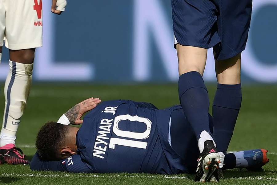 Neymar sofreu lesão em duelo com o Lille, pela Ligue 1