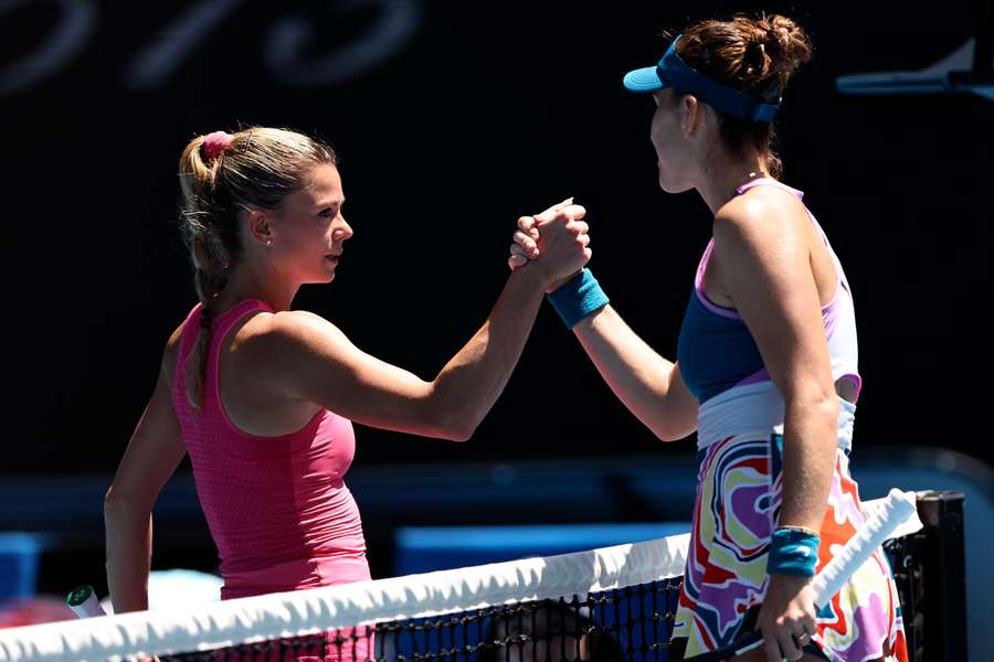 Camila Giorgi e Belinda Bencic si salutano alla fine dell'incontro