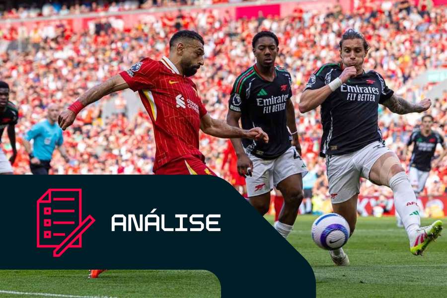 Mohamed Salah, do Liverpool, disputa a bola durante o jogo contra o Arsenal