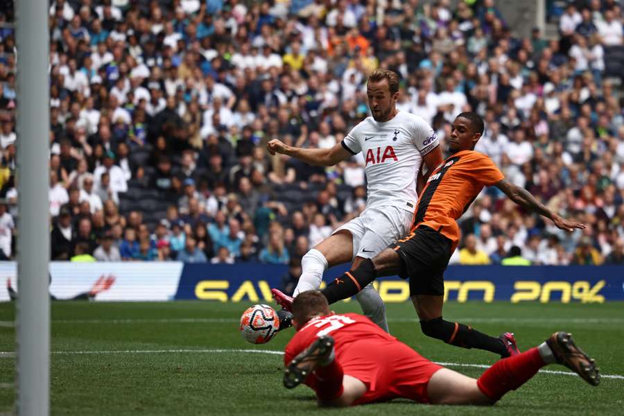 El delantero inglés del Tottenham Hotspur Harry Kane (C) marca su cuarto gol durante el partido de fútbol amistoso de pretemporada entre el Tottenham Hotspur y el Shakhtar Donetsk.