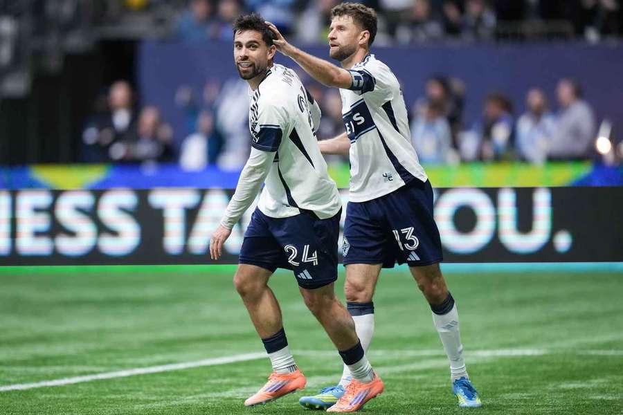 Thomas Müller (r.) feiert gemeinsam mit Whitecaps-Torschütze Brian White.