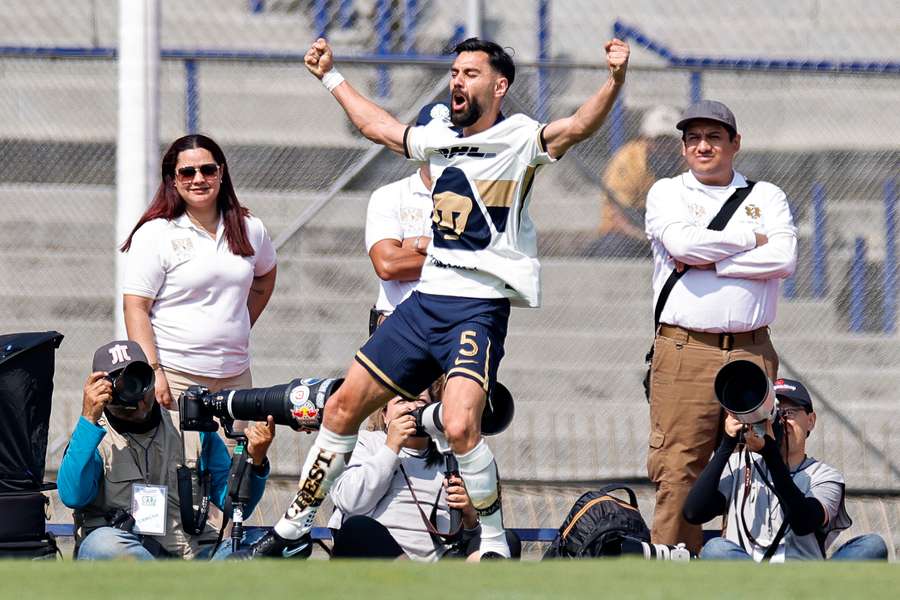 Rubén Duarte celebra su gol con los Pumas