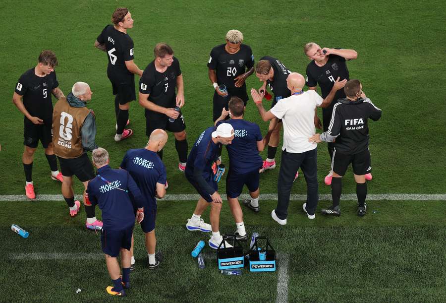 Stale Solbakken orienta jogadores da Noruega à beira do gramado