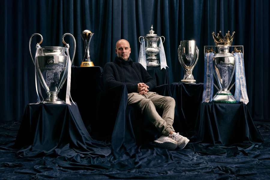 Guardiola com os troféus conquistados