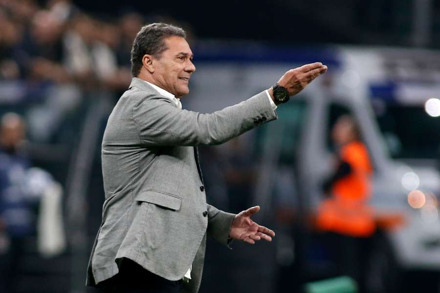 Luxa tem nova chance de emplacar projeto em um grande do futebol brasileiro Luxa tem nova chance de emplacar projeto em um grande do futebol brasileiro