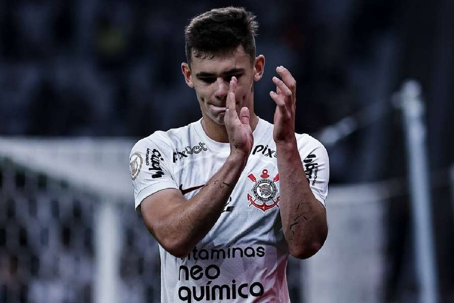 Atacante do Corinthians marca em empate e fica próximo de assumir