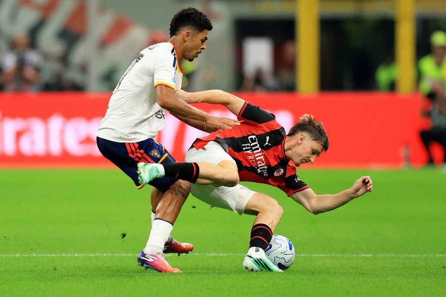 Alexis Saelemaekers durante la gara di campionato contro il Lecce