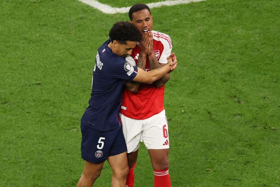 Gabriel Magalhães abraça Marquinhos após a final da Champions