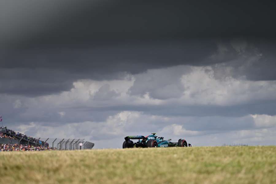 La lluvia podía haber sido un aliado de Alonso, pero no apareció en Silverstone.