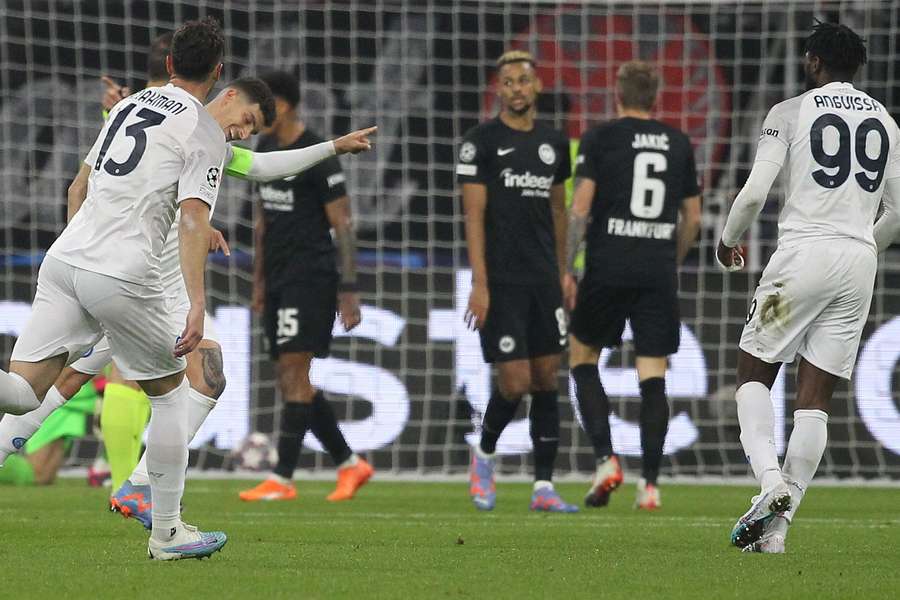 Di Lorenzo aponta para Kvaratskhelia que o assistiu de forma brilhante para o segundo golo