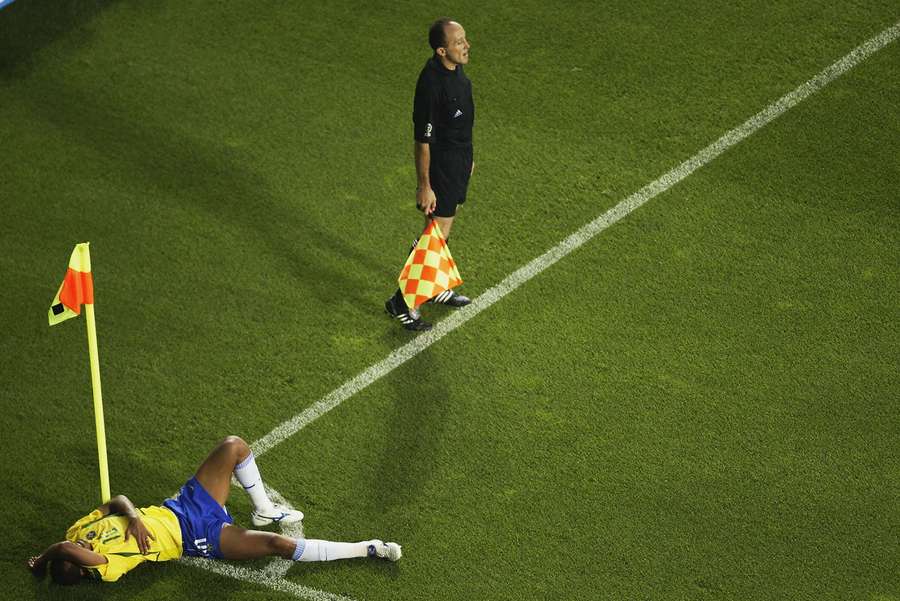 Rivaldo após ser atingido por turco na perna
