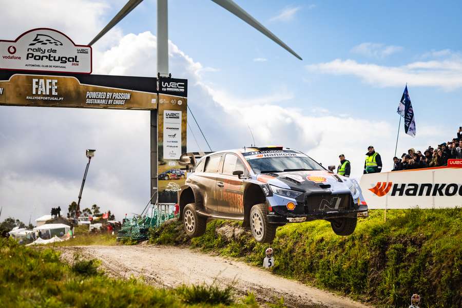 Thierry Neuville voou em Portugal Thierry Neuville voou em Portugal