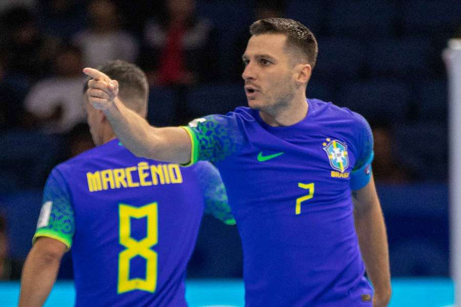 Dyego fez os três golos do Brasil na meia-final com a Ucrânia