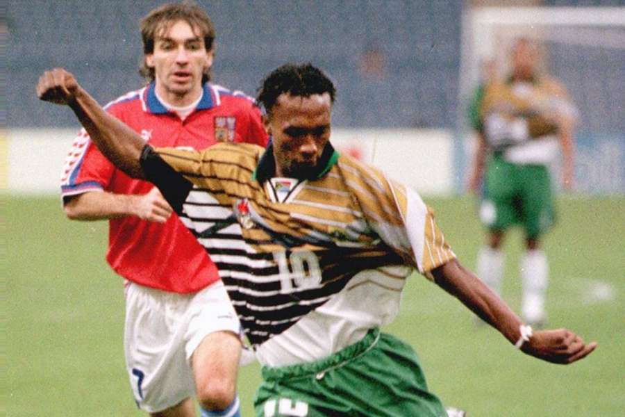 Jiří Němec (v pozadí) v zápase s Jihoafrickou republikou v roce 1997.