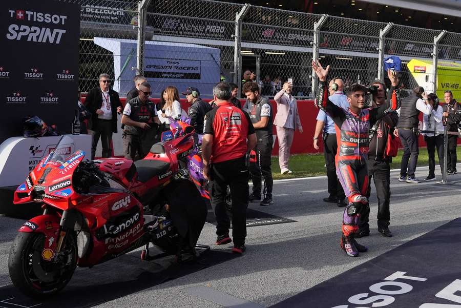 Jorge Martín, braços erguidos em Montmeló