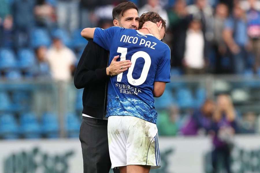 Nico Paz, con Cesc Fàbregas