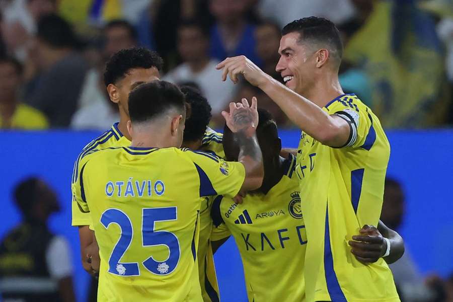 Radość Cristiano i kolegów z drużyny po golu dla Al Nassr