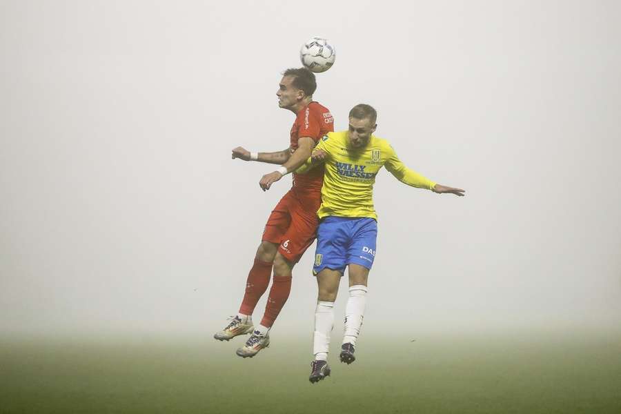 Alex Carbonell (L) en Silvester van der Water gaan het kopduel aan in een mistig Waalwijk