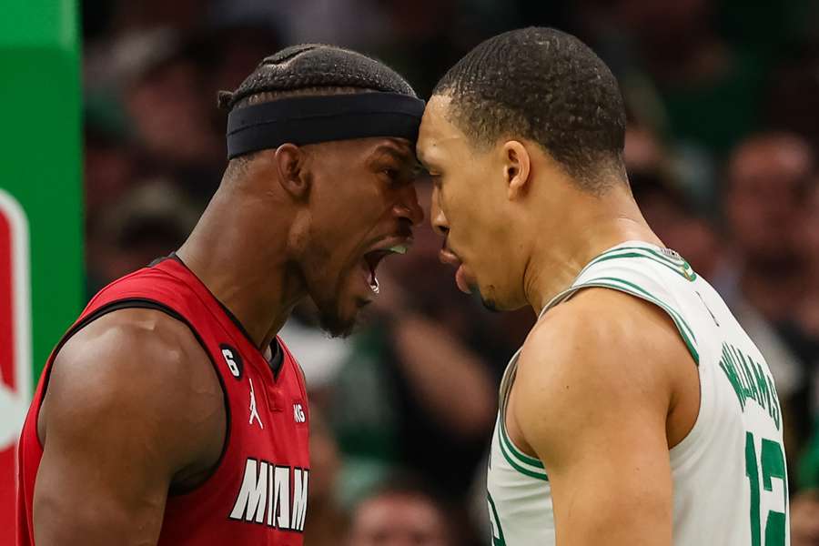 Jimmy Butler (L) van Miami staat tegenover Grant Williams van Boston voordat hij een rally in het vierde kwart leidt in de overwinning van de Heat op 