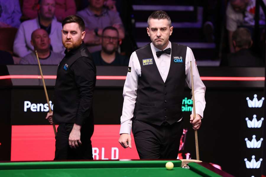 Mark Selby (am Tisch) brachte Jak Jones (hinten) regelmäßig zur Verzweiflung.