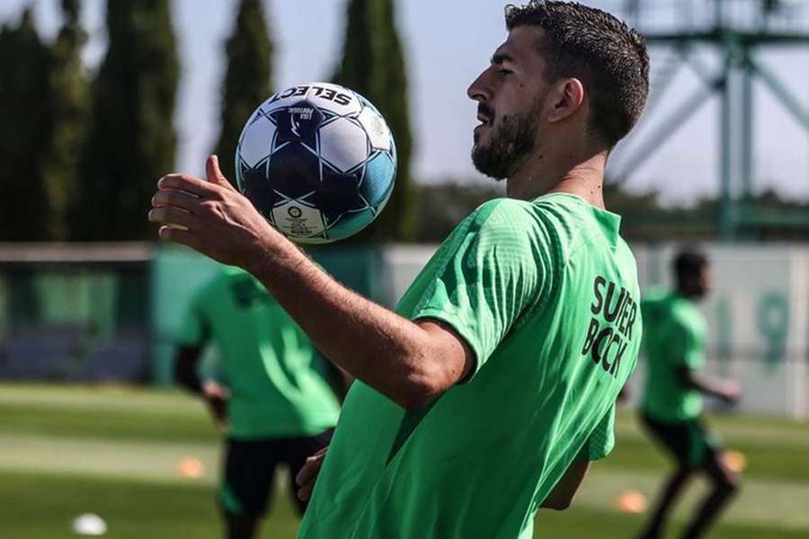 Paulinho integrado no último ensaio antes do Eintracht Frankfurt