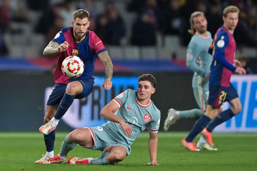 Inigo Martinez (l.) und Julian Alvarez kämpfen um den Ball
