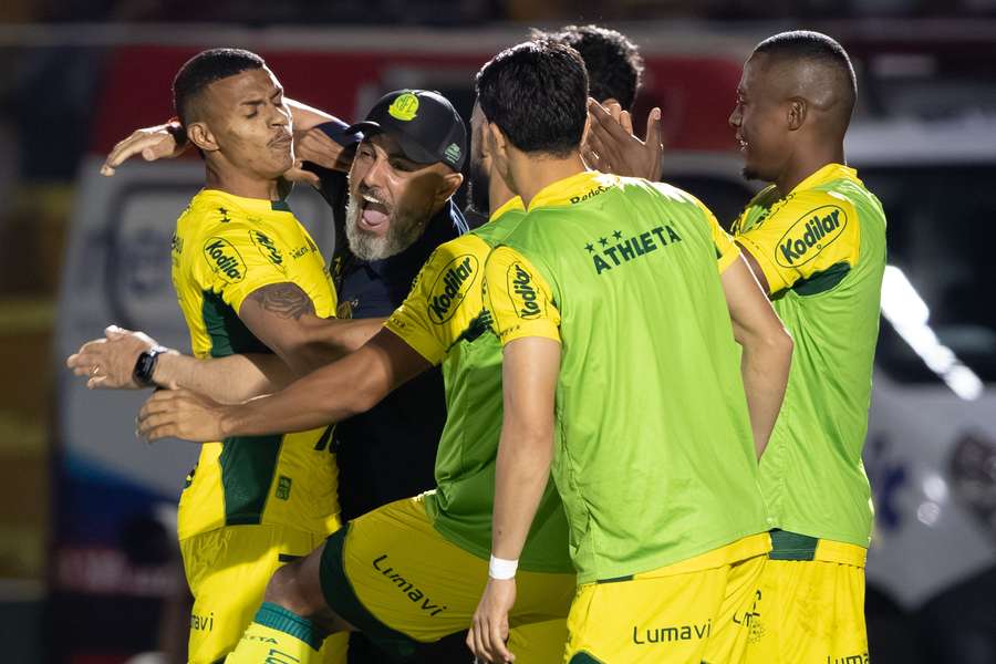 Negueba é celebrado por Guanaes e companheiros após gol sobre o Cruzeiro