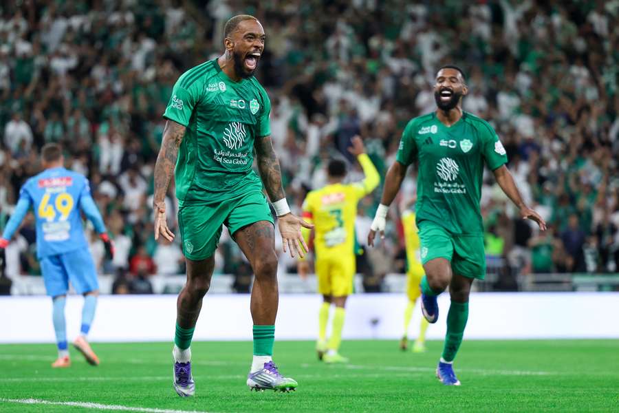 Ivan Toney voltou a faturar para o Al Ahli