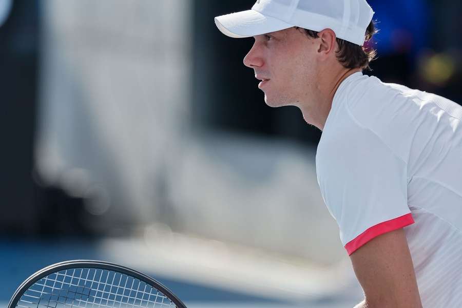 Zápas Marka Gengela je kvůli výbuchům přerušený.