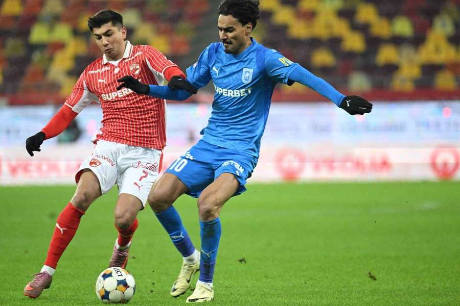 Incidente reprobabile după Dinamo - Univ. Craiova: Kovacs, lovit de un obiect din tribune. Baiaram a scuipat un fan