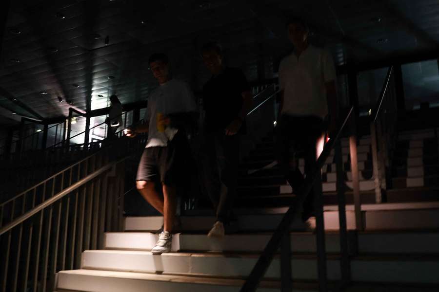 Tennis Tracker: Spectatorii folosesc luminile telefoanelor pentru a coborî pe scările arenei din Madrid