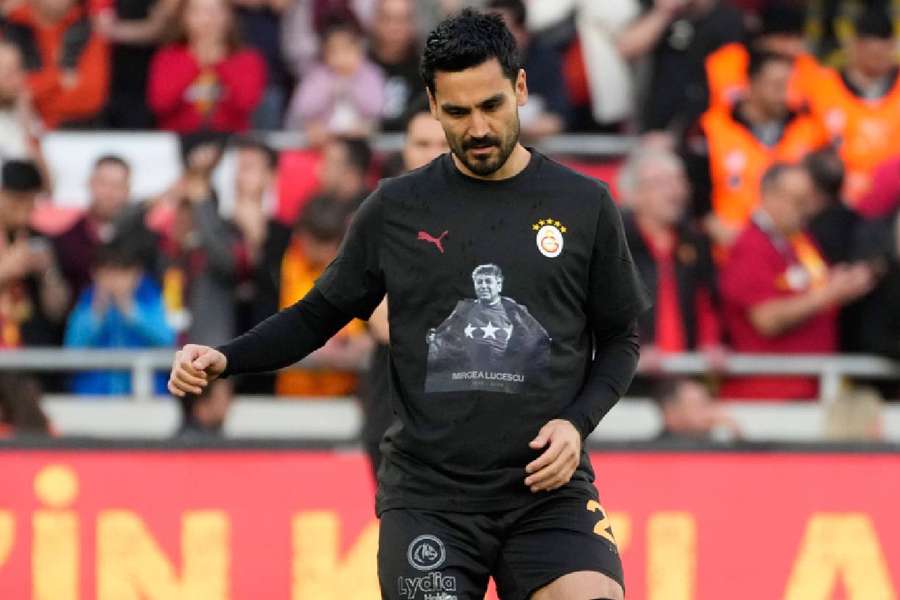 İlkay Gündoğan cu tricoul cu Mircea Lucescu İlkay Gündoğan cu tricoul cu Mircea Lucescu