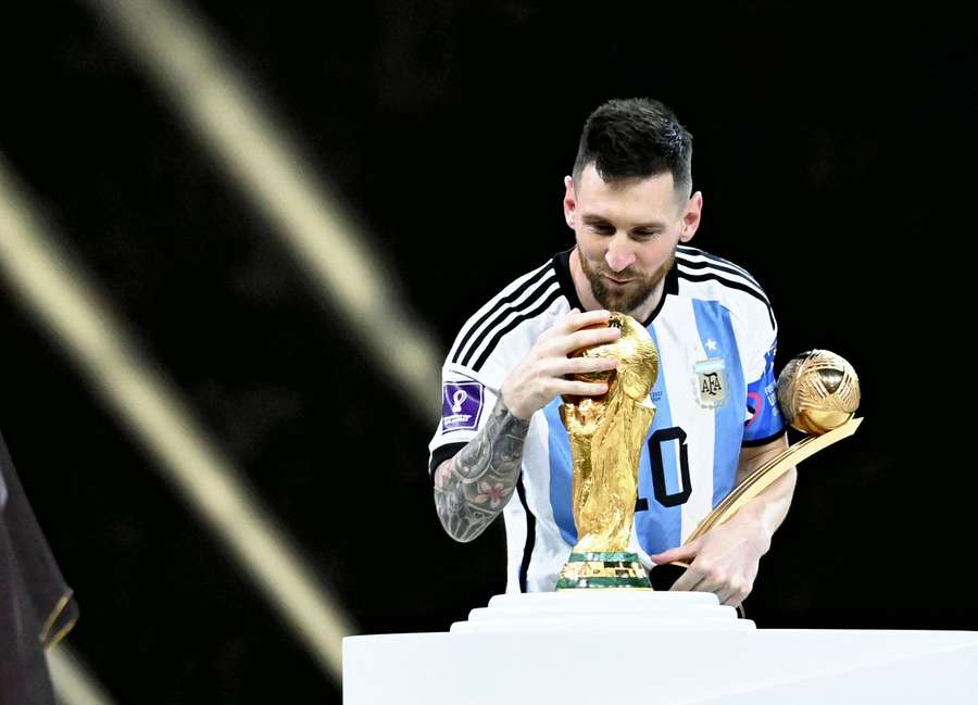 Lionel Messi celebra durante una ceremonia de premiación del Mundial
