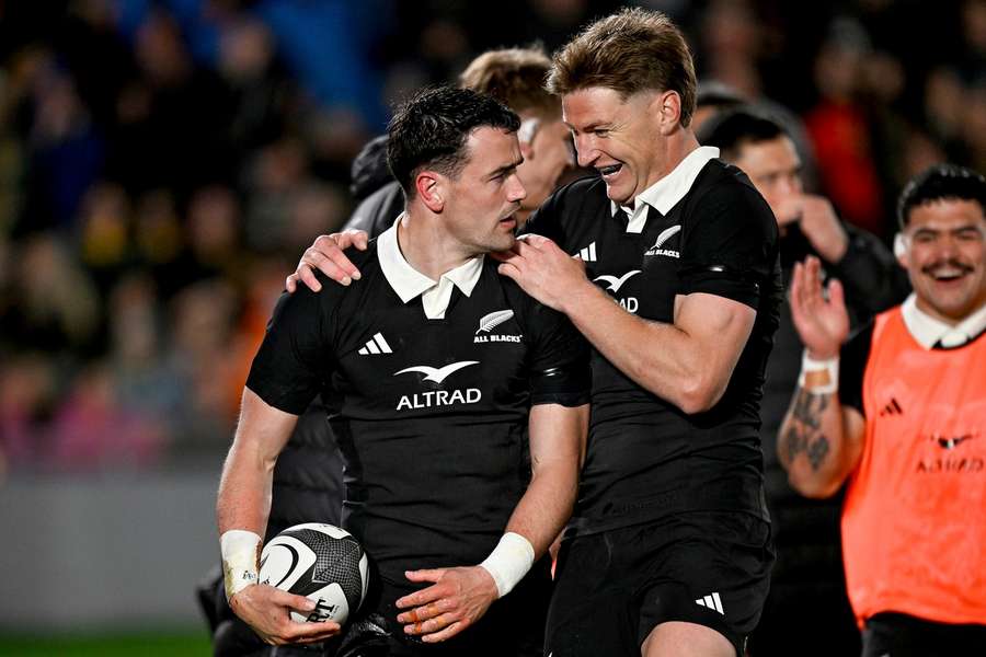 Will Jordan cut through the defence to give the All Blacks a 14-0 lead early on