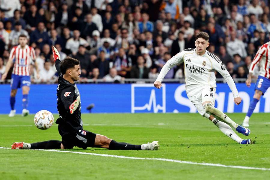 Trener Urugwaju Bielsa: Pomocnik Realu Madryt Valverde prezentuje teraz rzeczy, których wcześniej u niego nie widzieliśmy Trener Urugwaju Bielsa: Pomocnik Realu Madryt Valverde prezentuje teraz rzeczy, których wcześniej u niego nie widzieliśmy