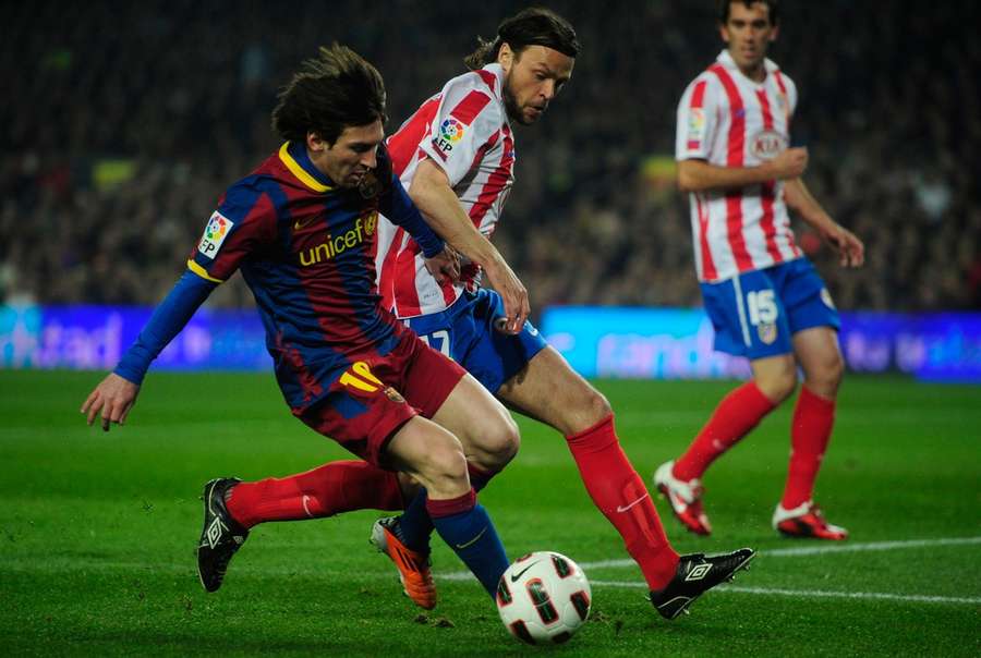 V dresu Atlétika v souboji s Messim na Camp Nou v únoru 2011
