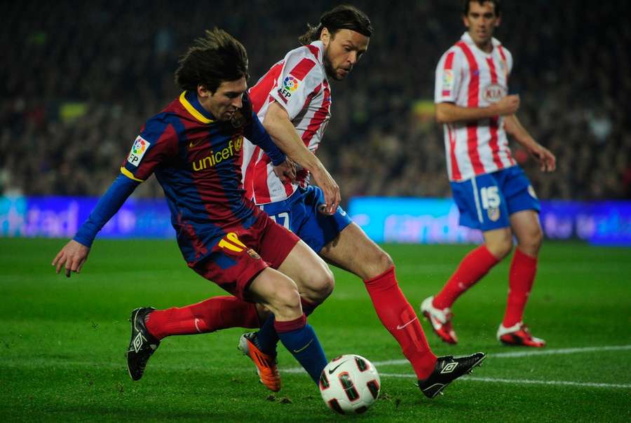 V dresu Atlétika v souboji s Messim na Camp Nou v únoru 2011 V dresu Atlétika v souboji s Messim na Camp Nou v únoru 2011