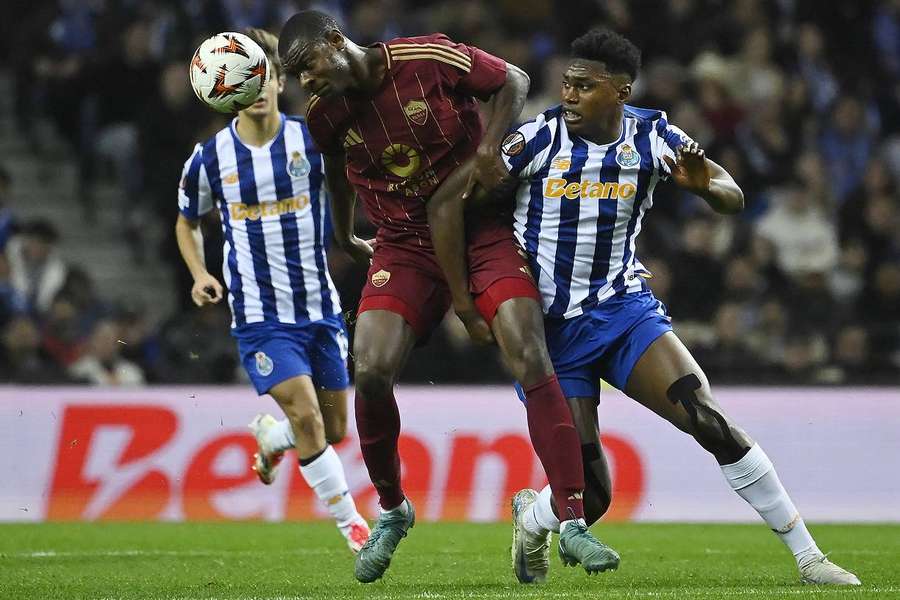 Evan Ndicka et Samuel Omorodion au duel lors de la rencontre Porto-Roma en barrage aller de la Ligue Europa. 