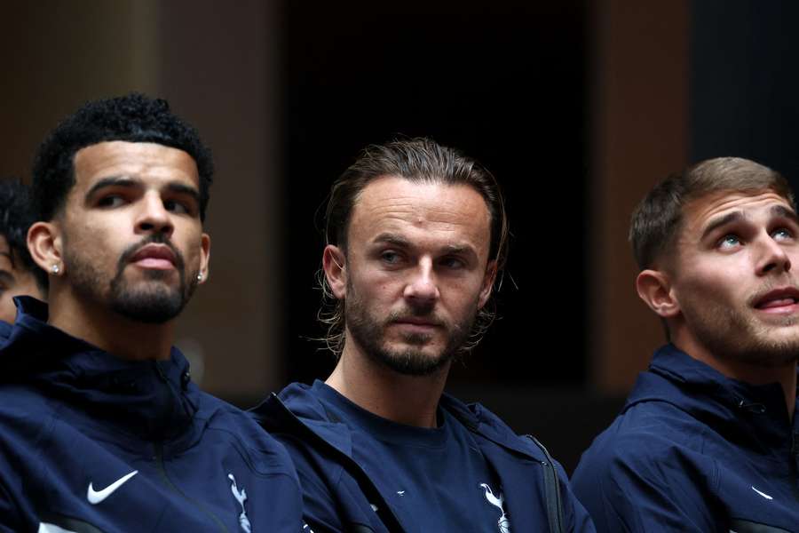 El centrocampista del Tottenham James Maddison, en el centro, junto a sus compañeros