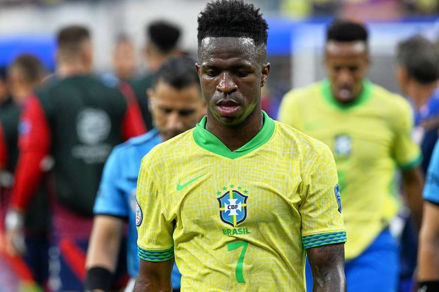 Vinicius Jr. forlader skuffet banen efter Brasiliens uafgjorte resultat mod Costa Rica