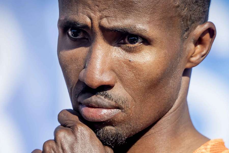 Abdi Nageeye stapte na 41 kilometer uit in de marathon in Parijs