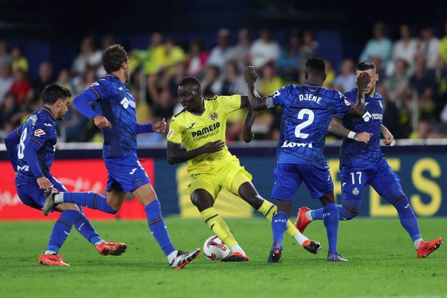 Gueye, rodeado de rivales