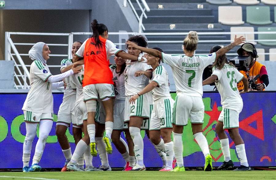 Morgane Belkhiter et toute l'équipe algérienne célébrant le but de Lina Boussaha qui égalise face au Maroc lors du match pour la 3e place Morgane Belkhiter et toute l'équipe algérienne célébrant le but de Lina Boussaha qui égalise face au Maroc lors du match pour la 3e place